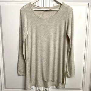 Mercer & Madison Women’s Sz Small Light Gray Long Sleeve T-Shirt with Scoop Neck